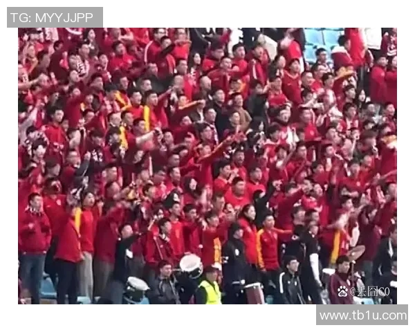 足球明星受伤瞬间再现引发热议球迷模仿场面趣味横生